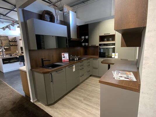 Häcker - Scala Greige N286 Moderne offene L-Küche mit Sitzbereich ohne Berbel Kopffreihaube